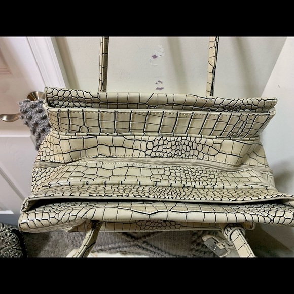 ❤️Govali Cream Croc Embossed Shoulder Bag - Picture 8 of 10
